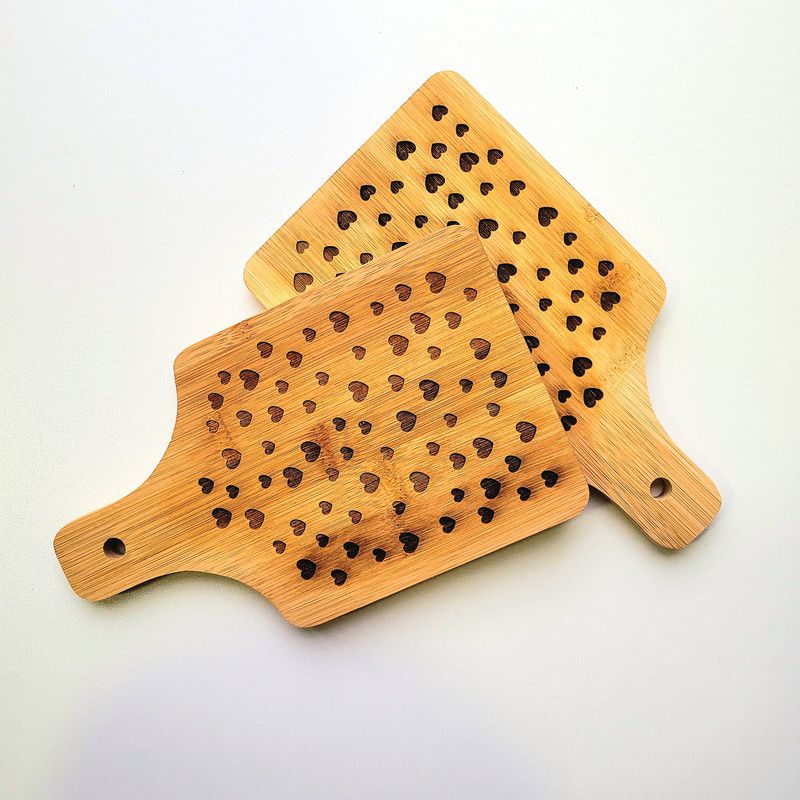 TÁBUA DE CORTE EM BAMBU CORAÇÕES 21 CM X 13CM