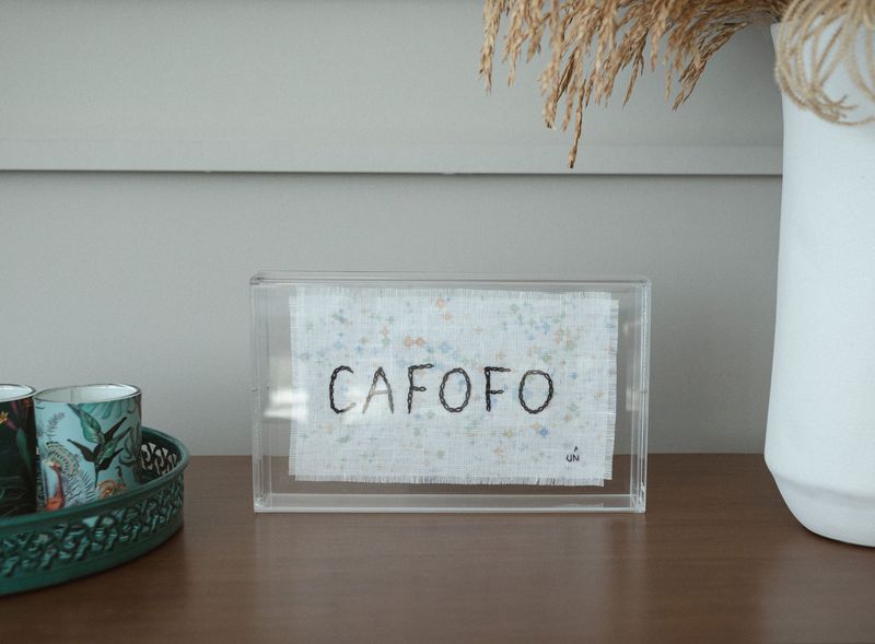 Quadro Cafofo Unquê - Bordado à Mão em Acrílico 20 cm x 12 cm