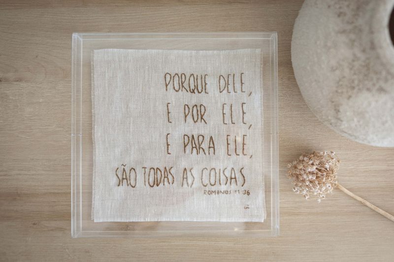 Quadro Romanos Unquê – Versículo Bordado sobre Linho 25x25 Acrílico 