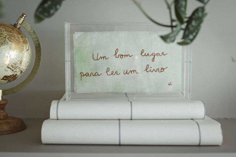 Quadro “Um Bom Lugar Para Ler Um Livro”  Aquarela e Bordado à Mão no Linho – 24x15 Acrílico