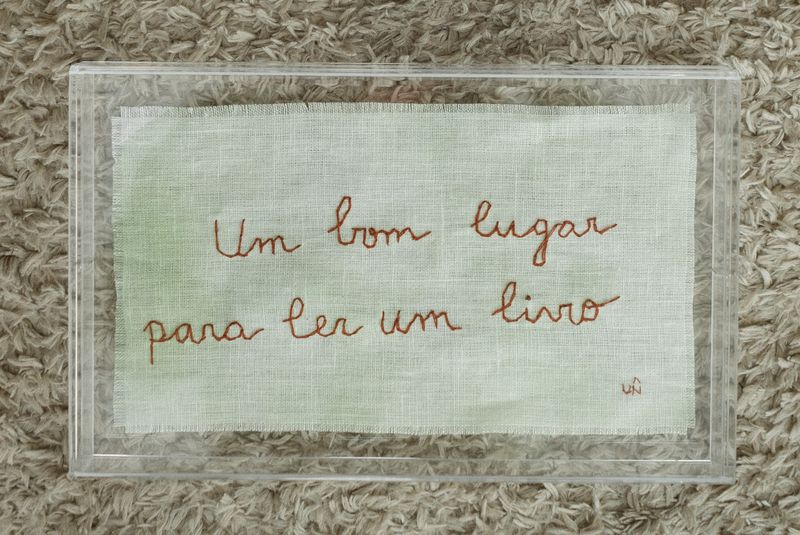 Quadro “Um Bom Lugar Para Ler Um Livro”  Aquarela e Bordado à Mão no Linho – 24x15 Acrílico