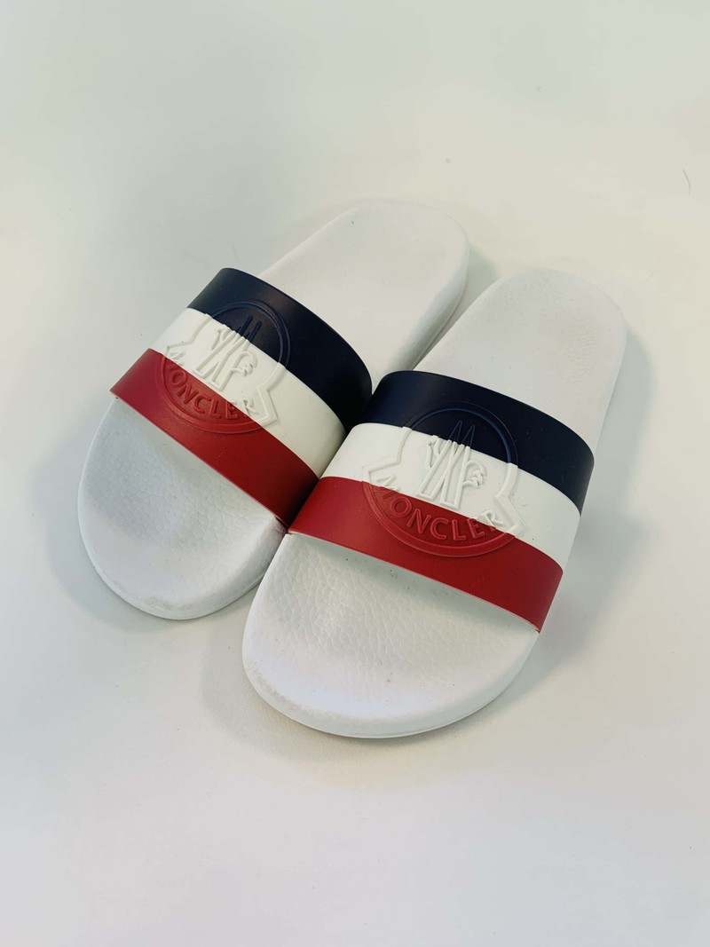 Chinelo Moncler