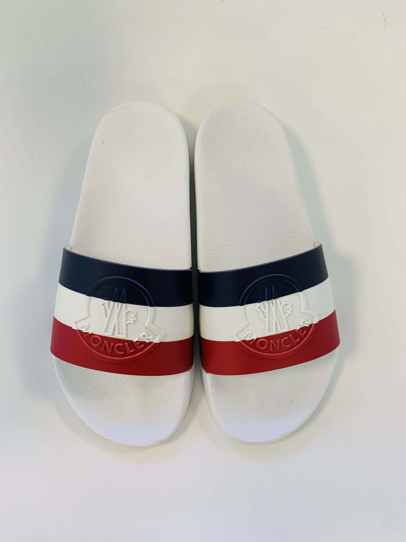 Chinelo Moncler