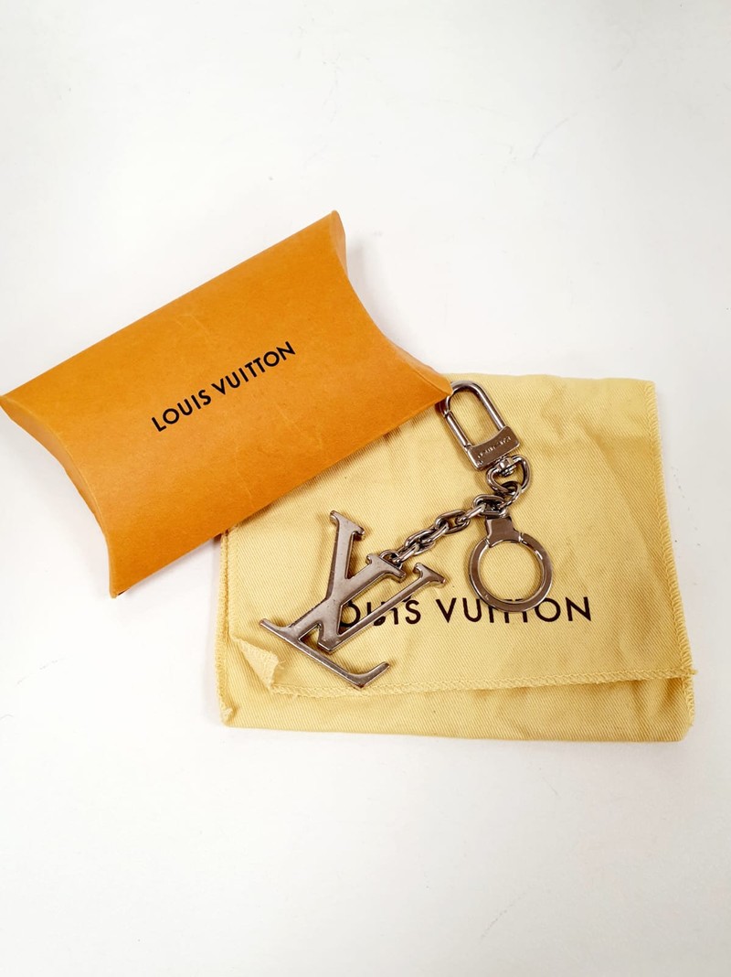 Chaveiro e Charm de bolsa Louis Vuitton Initials