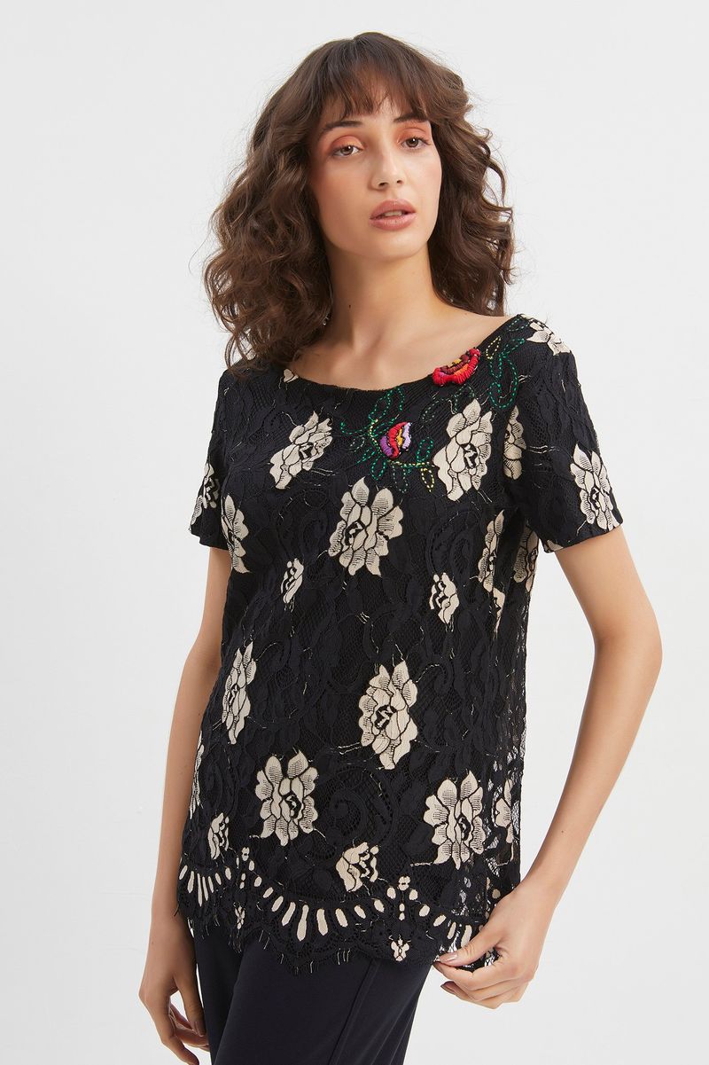Blusa renda com bordado linha