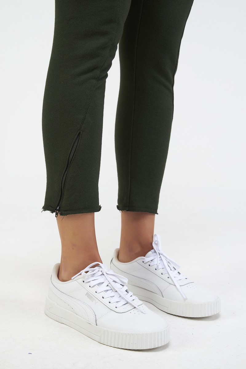 Calça perna torcida com zipper verde