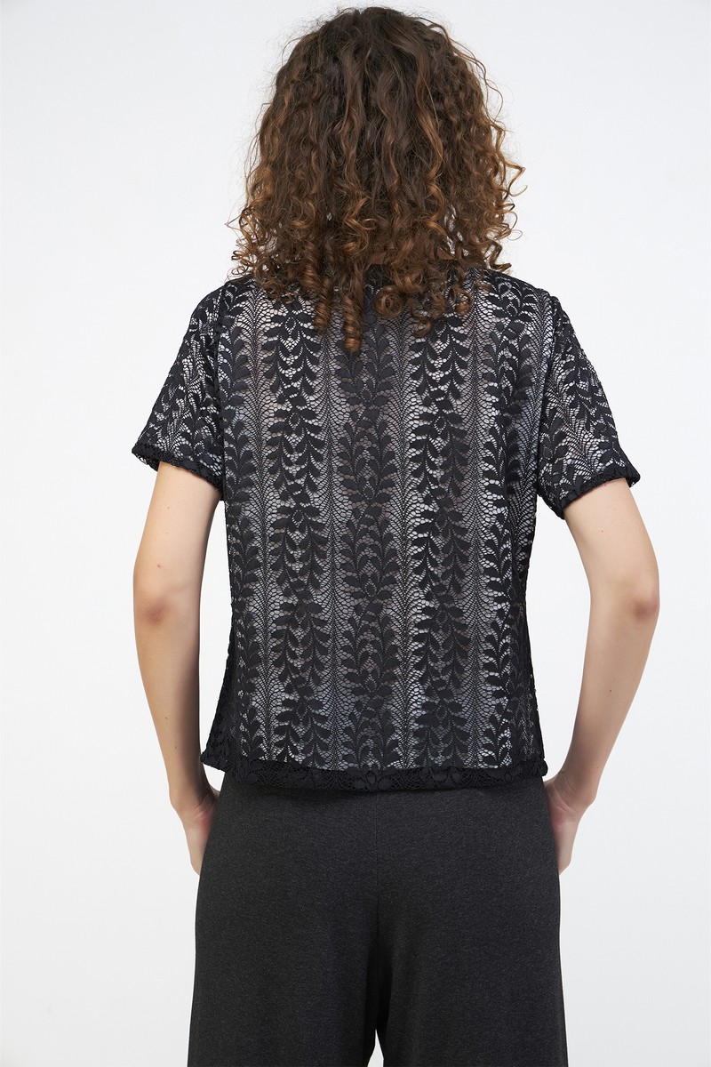 Blusa Renda Com Bolso Quadrado preto