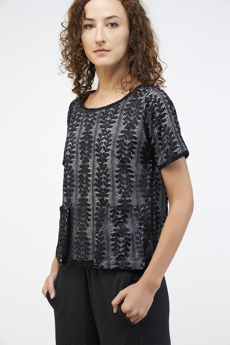 Blusa Renda Com Bolso Quadrado preto