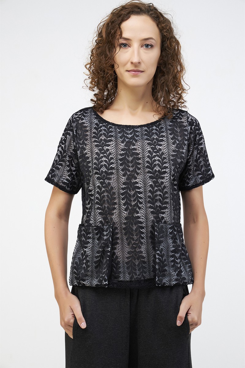 Blusa Renda Com Bolso Quadrado preto