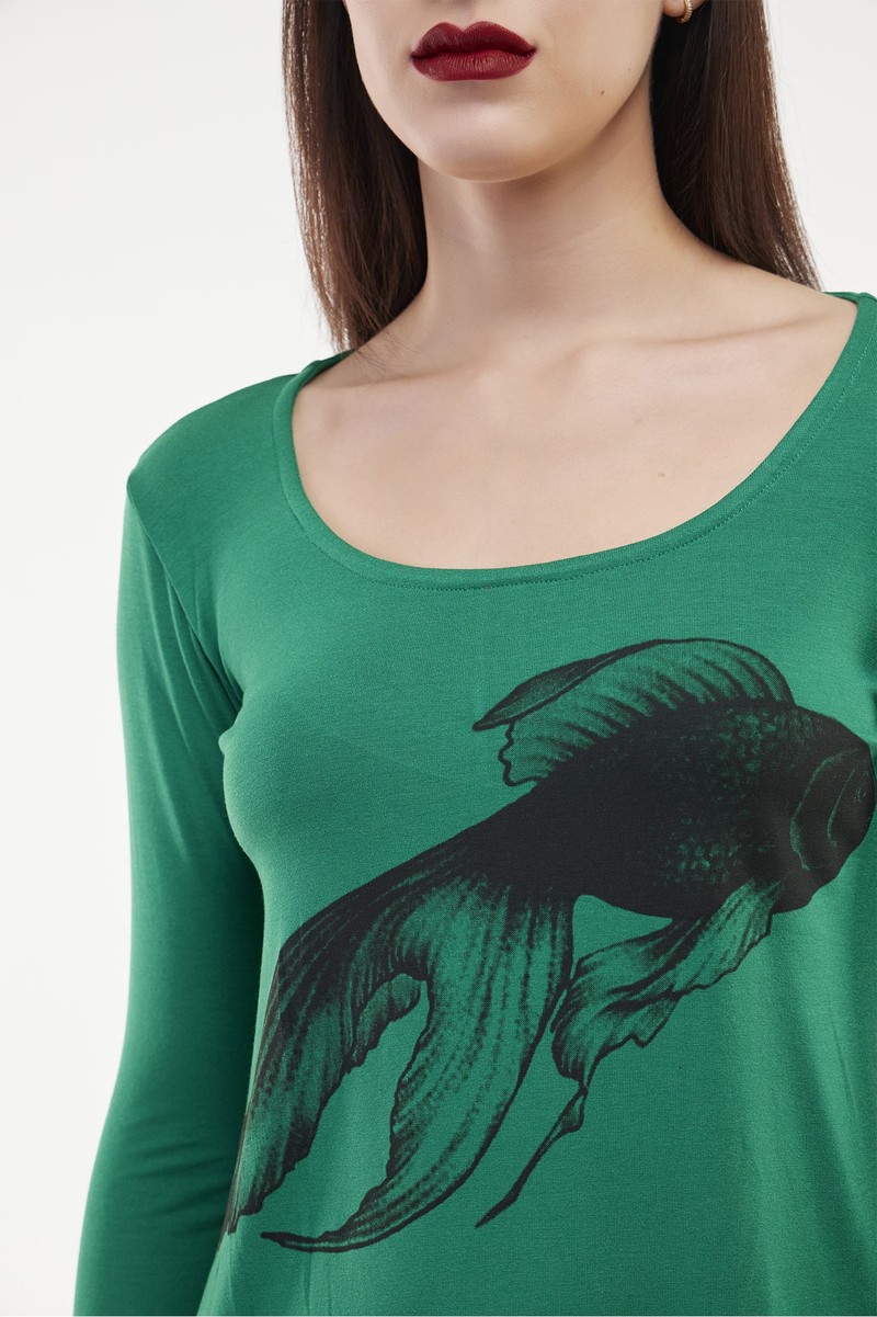 Blusa de malha verde estampa peixe