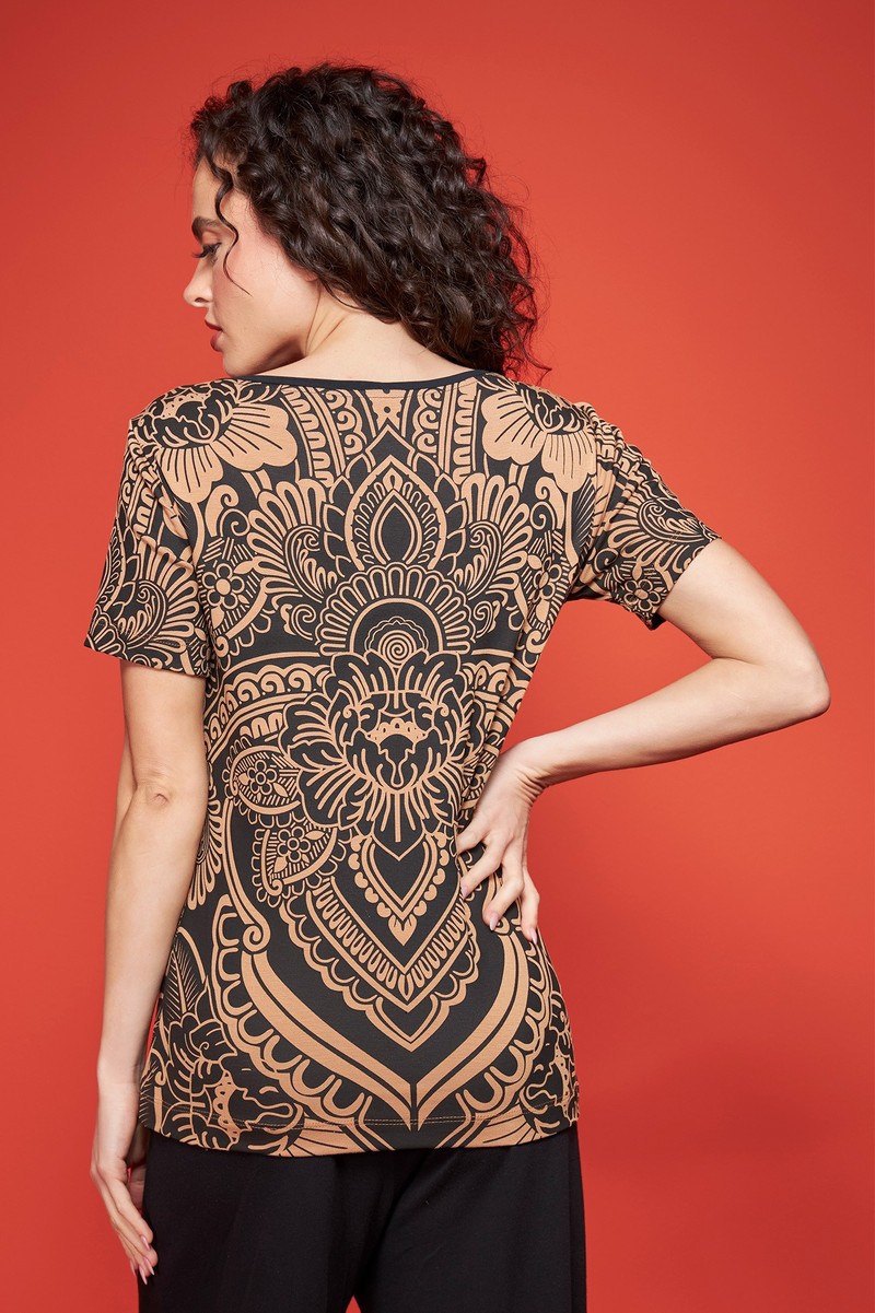 Blusa de Malha bege Estampa Tribal