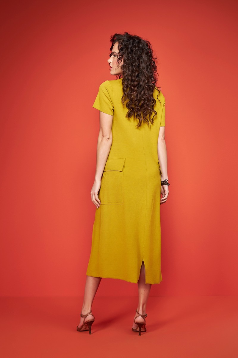 Vestido midi de malha amarelo com bolso lateral