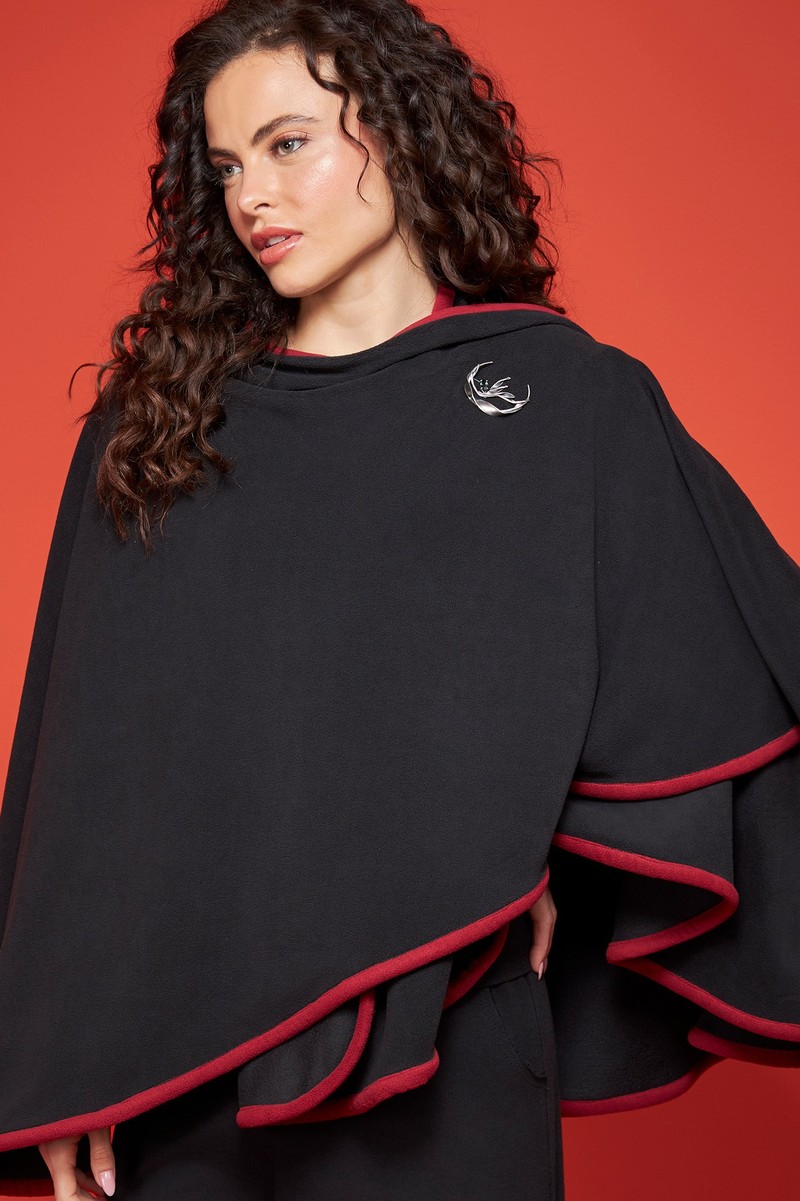 Poncho de feltro preto