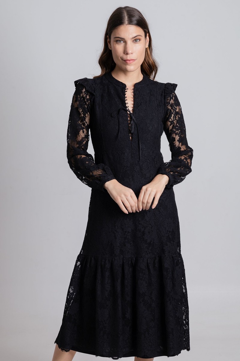 Vestido de Renda Preto Bico de Noiva Decote