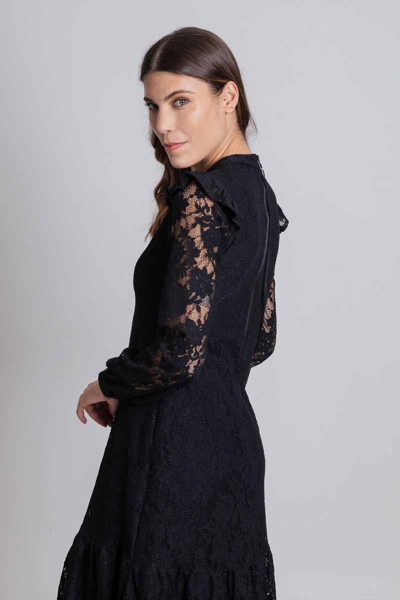 Vestido de Renda Preto Bico de Noiva Decote