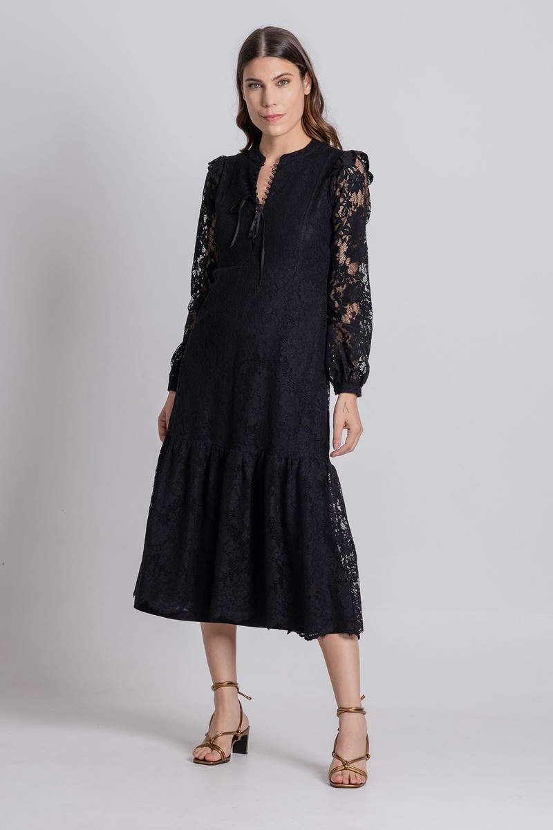 Vestido de Renda Preto Bico de Noiva Decote