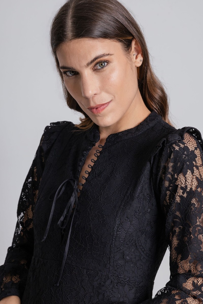 Vestido de Renda Preto Bico de Noiva Decote