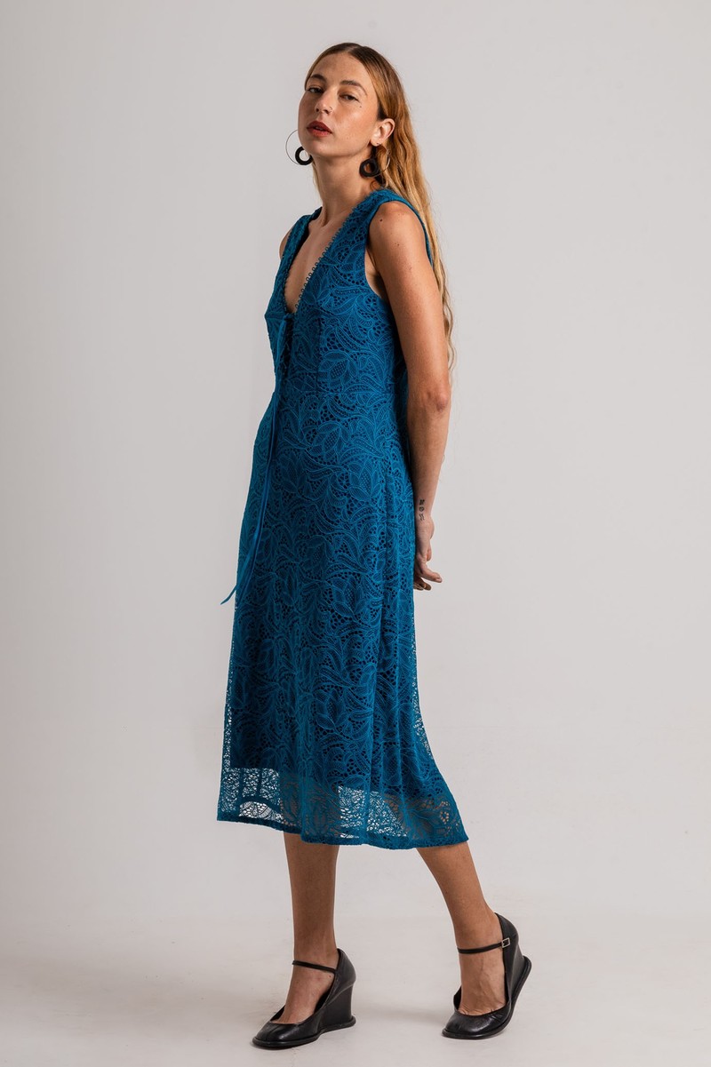 Vestido Midi de renda Azul com Bico de Noiva Decote