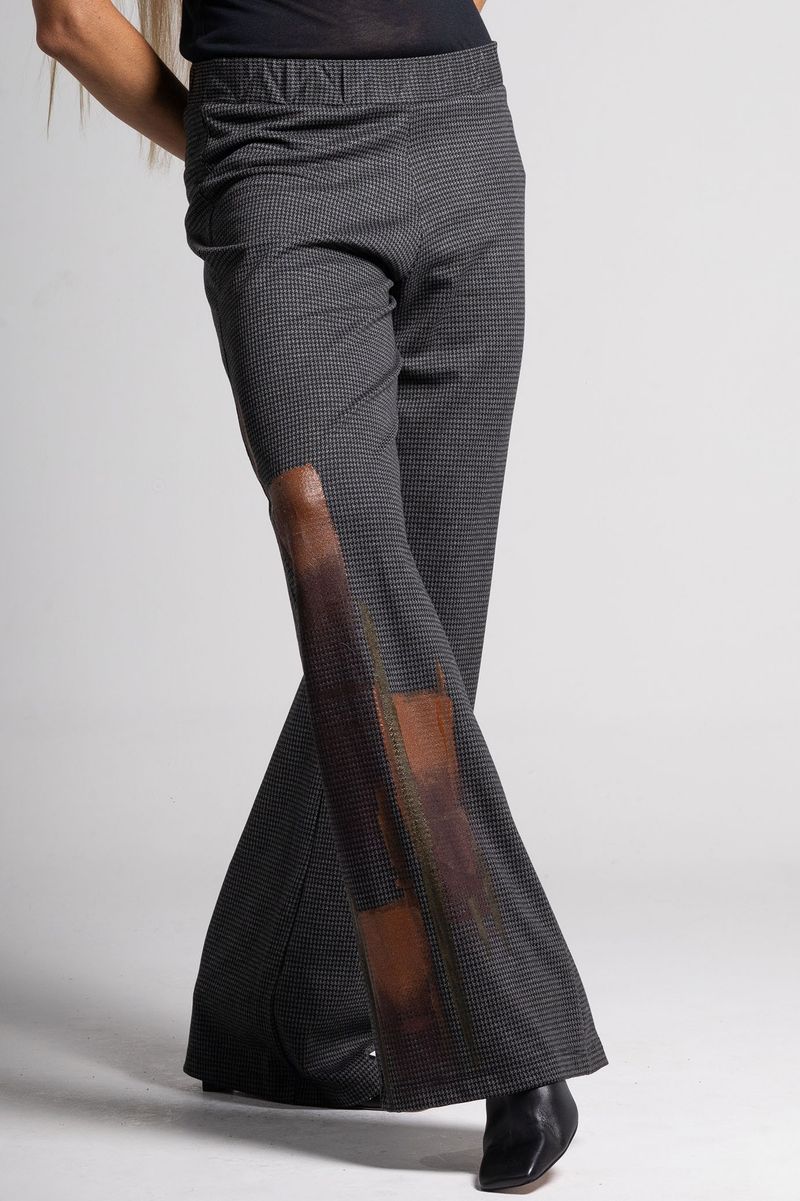 Calça de malha xadrez com pintura