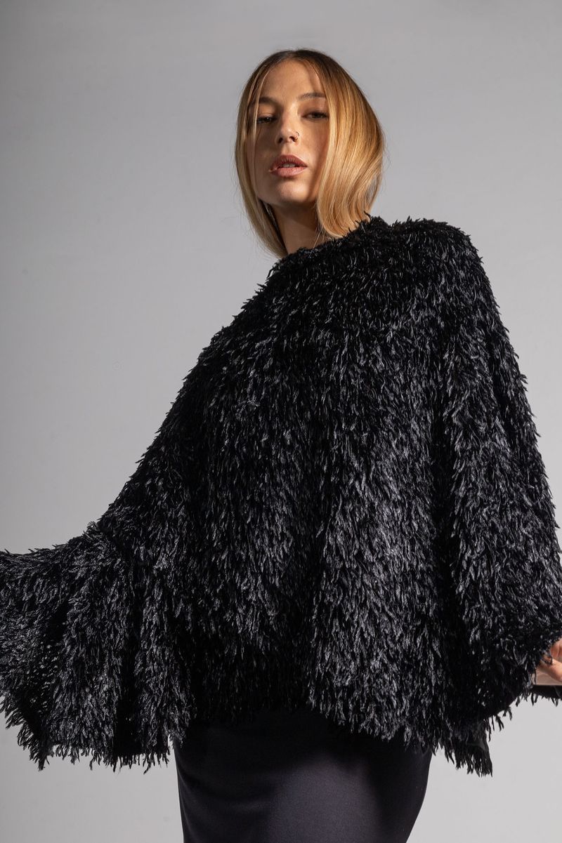 Poncho preto de pelo