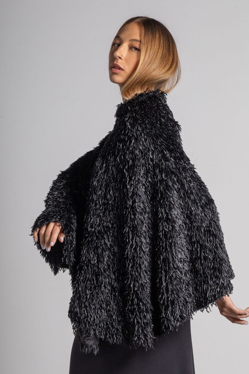 Poncho preto de pelo