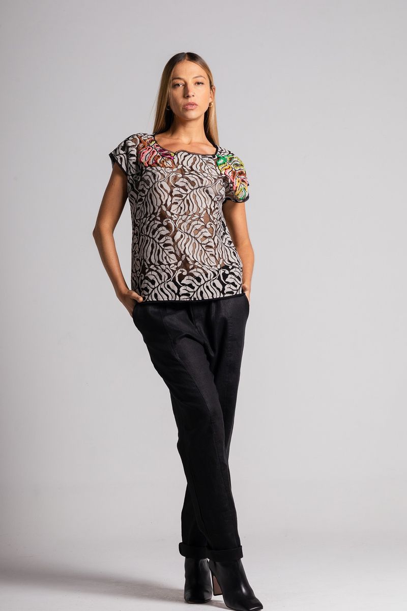Blusa renda c/bordado linha