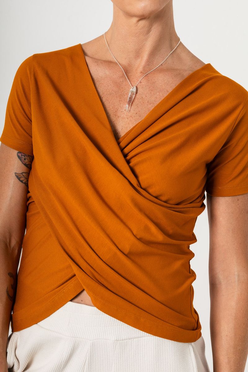 Blusa de Malha Mostarda Decote Transpassado