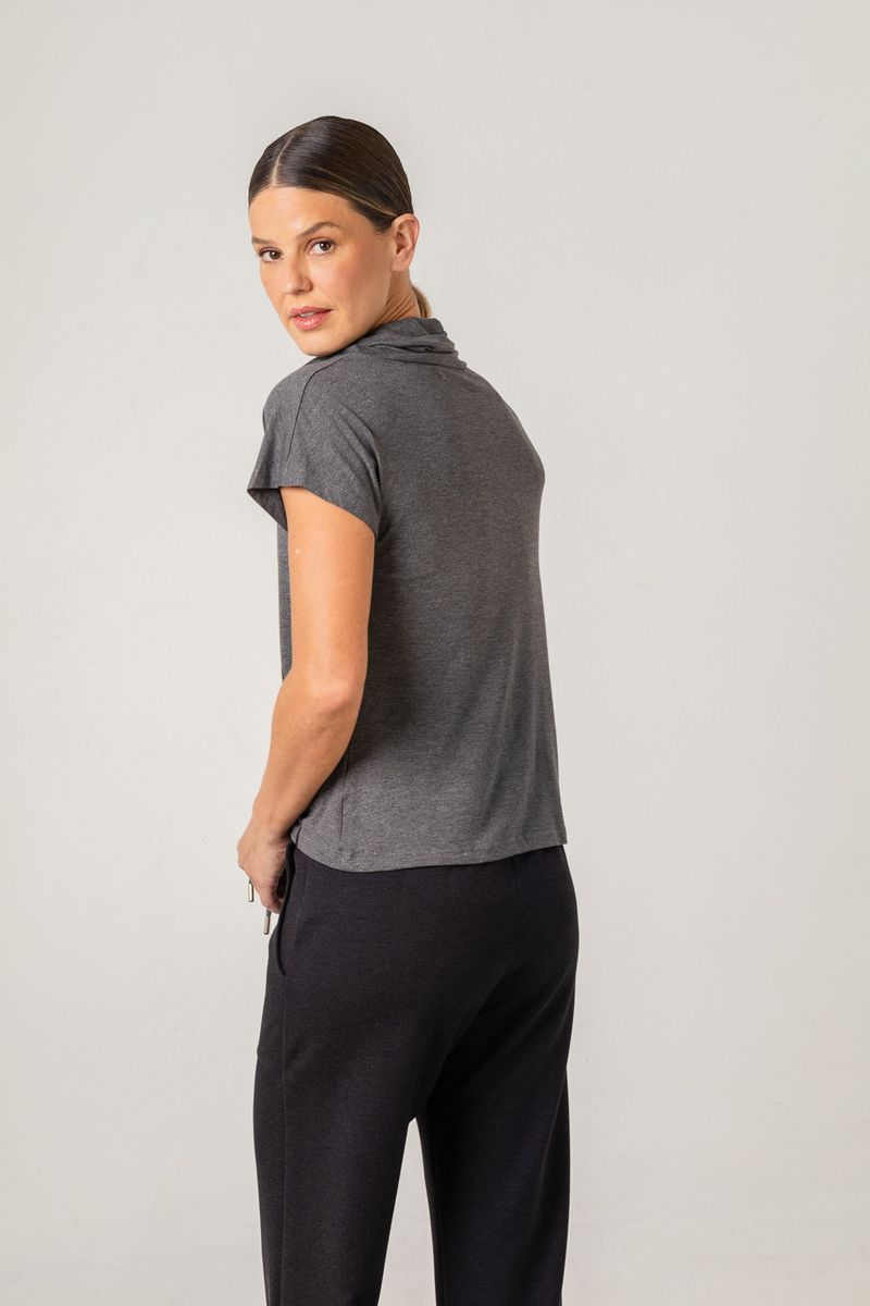 Blusa de Malha Cinza Gola Role