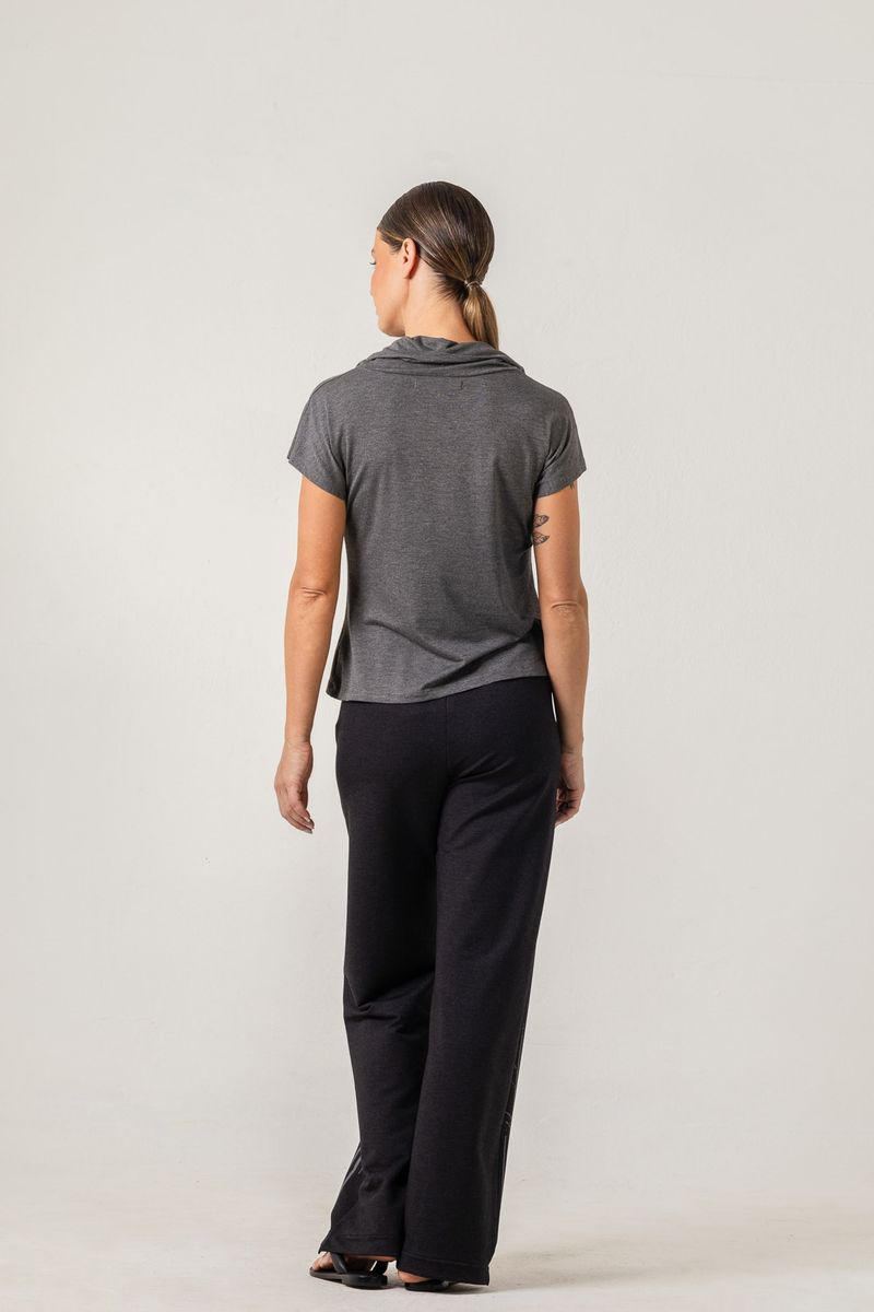 Blusa de Malha Cinza Gola Role
