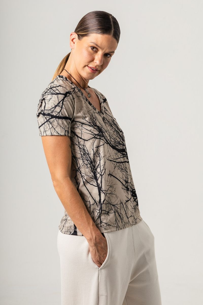 Blusa de Malha Baby look com bolso Galho Vari Escura