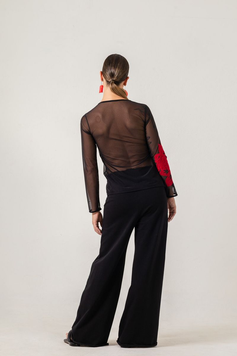 Blusa de Tule preta com aplicação vermelha