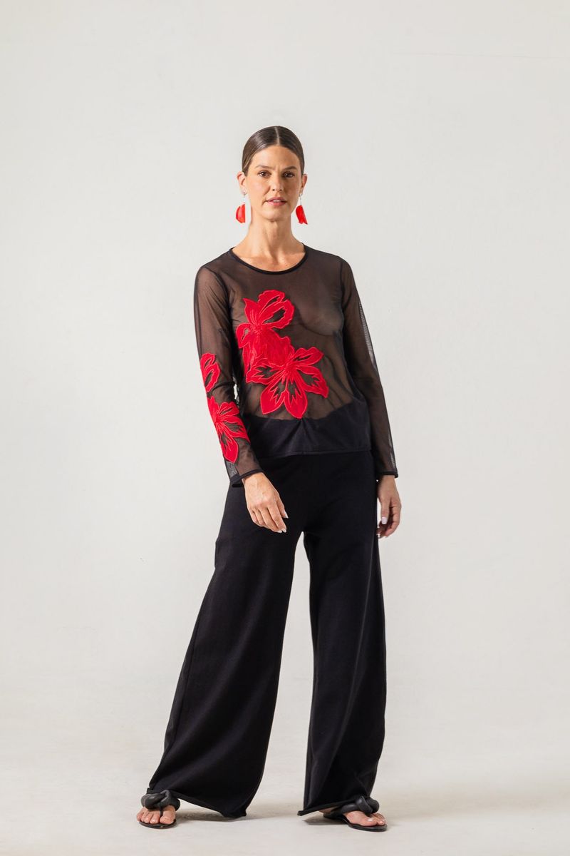 Blusa de Tule preta com aplicação vermelha