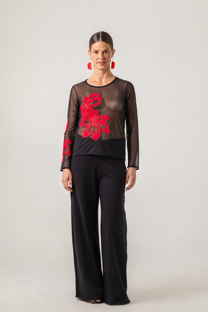 Blusa de Tule preta com aplicação vermelha