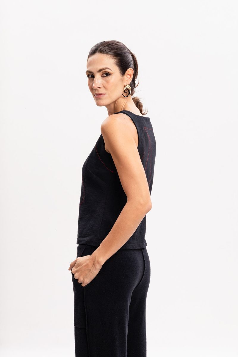 Blusa de Malha Preta com Presponto Vermelho