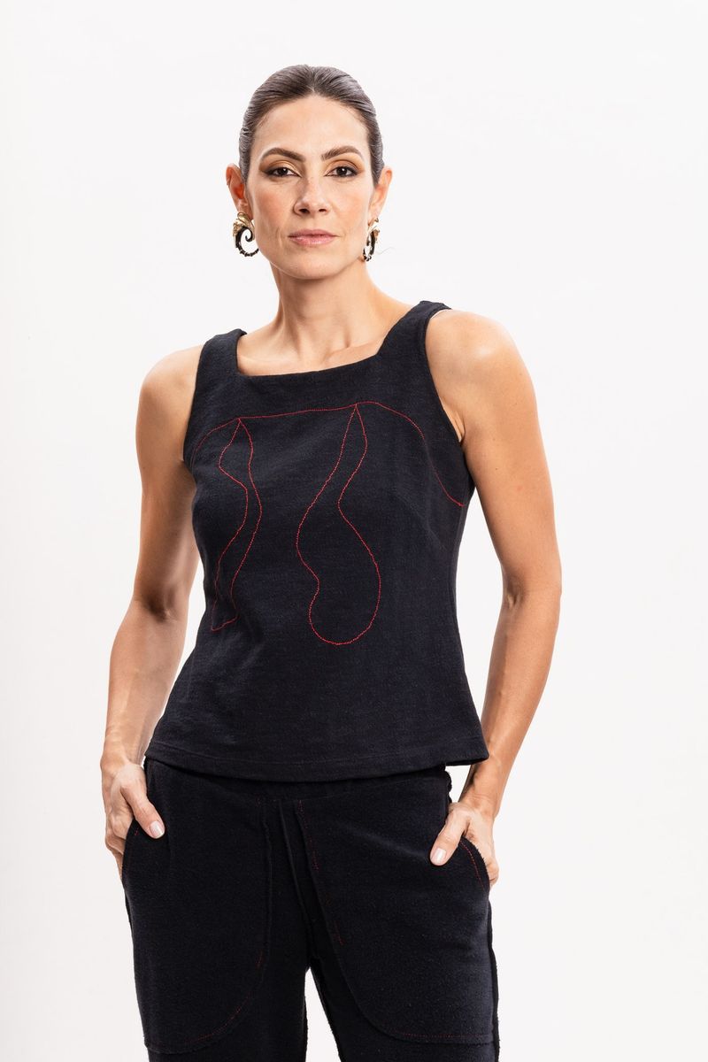 Blusa de Malha Preta com Presponto Vermelho