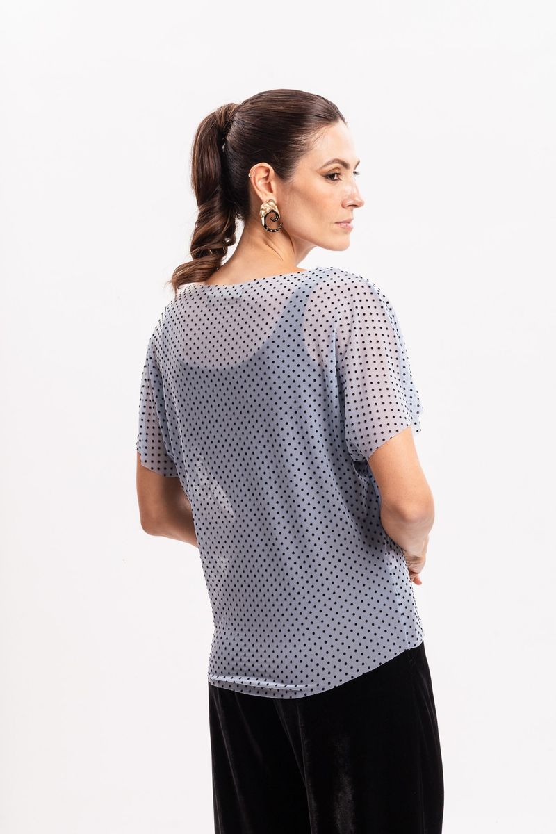 Blusa de Tule Azul Claro Poá com Decote Canoa