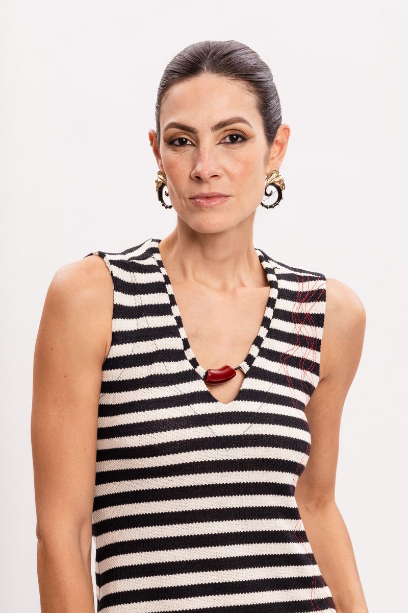 Blusa de Malha Listrada com Colar Vermelho
