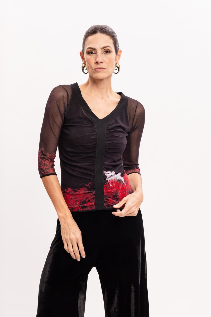 Blusa de Tule Preta com Franzido Estampa Lobo