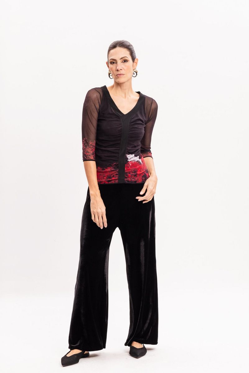 Blusa de Tule Preta com Franzido Estampa Lobo