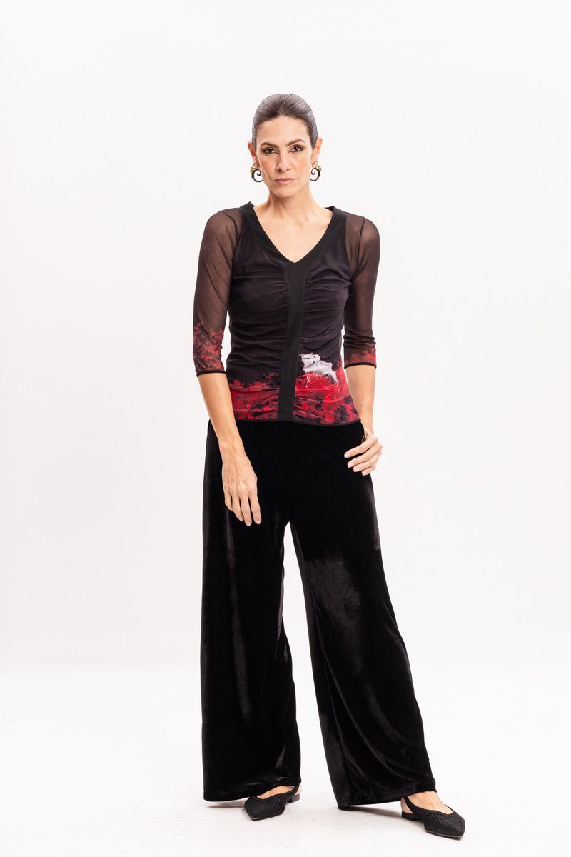 Blusa de Tule Preta com Franzido Estampa Lobo