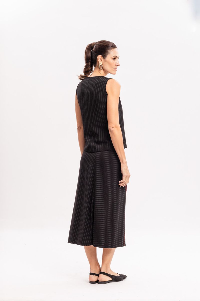 Blusa Preta em Tecido Risca de Giz