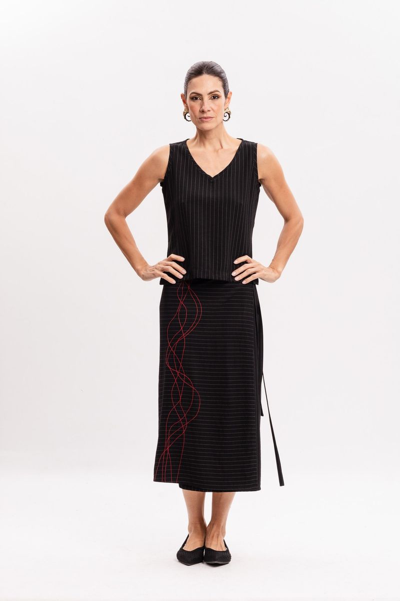 Blusa Preta em Tecido Risca de Giz