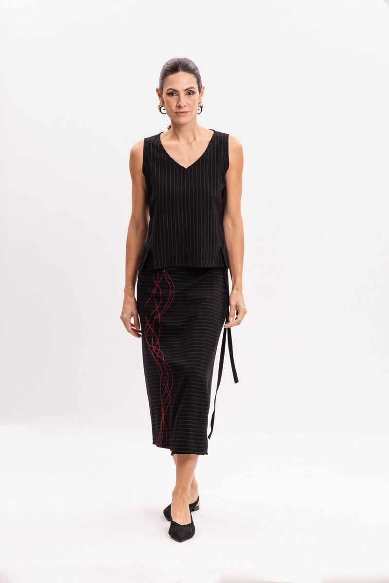 Blusa Preta em Tecido Risca de Giz