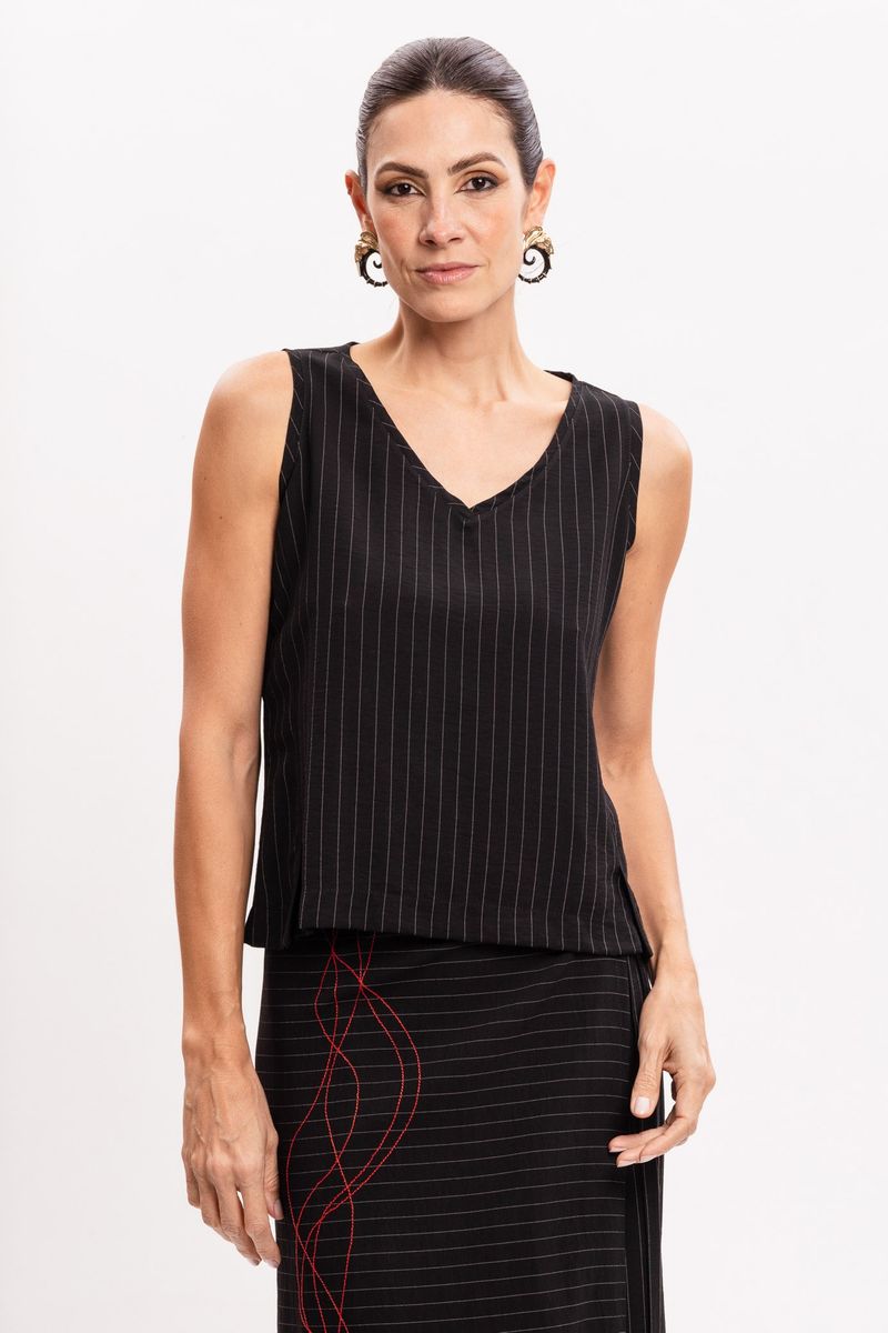 Blusa Preta em Tecido Risca de Giz