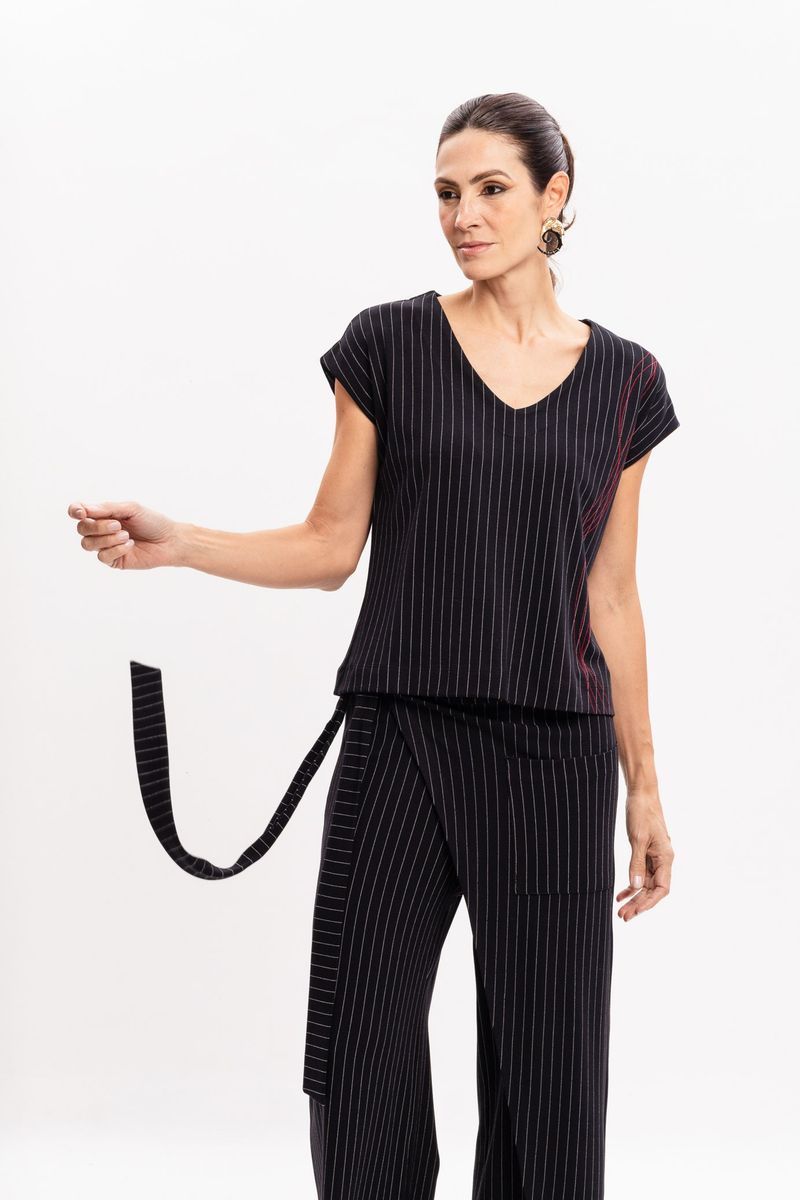 Blusa Preta Risca de Giz com Manga Japonesa