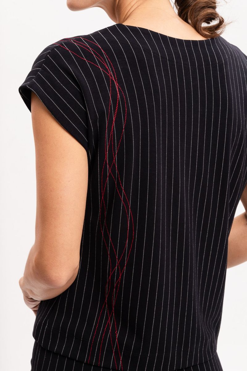 Blusa Preta Risca de Giz com Manga Japonesa