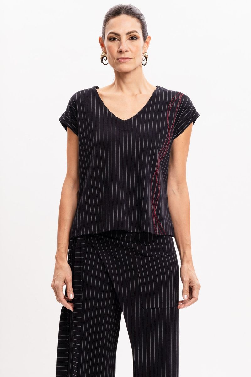 Blusa Preta Risca de Giz com Manga Japonesa
