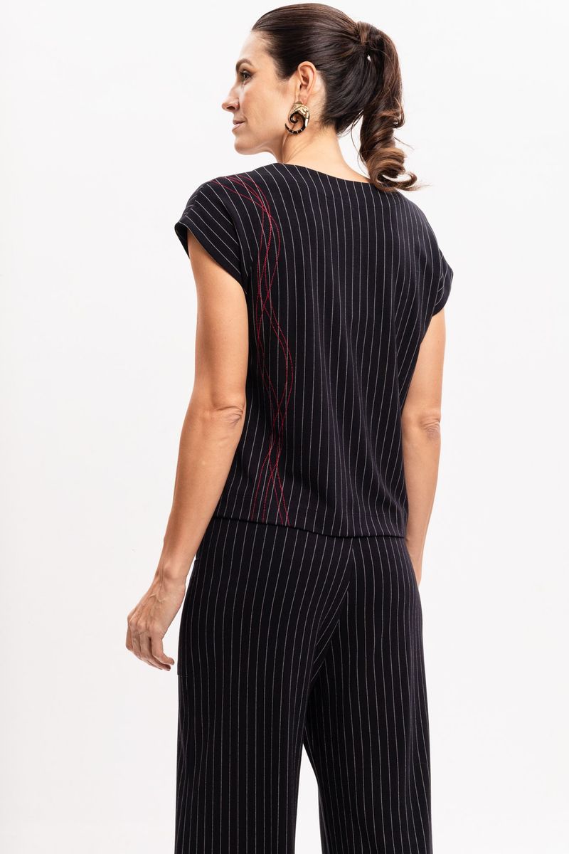 Blusa Preta Risca de Giz com Manga Japonesa
