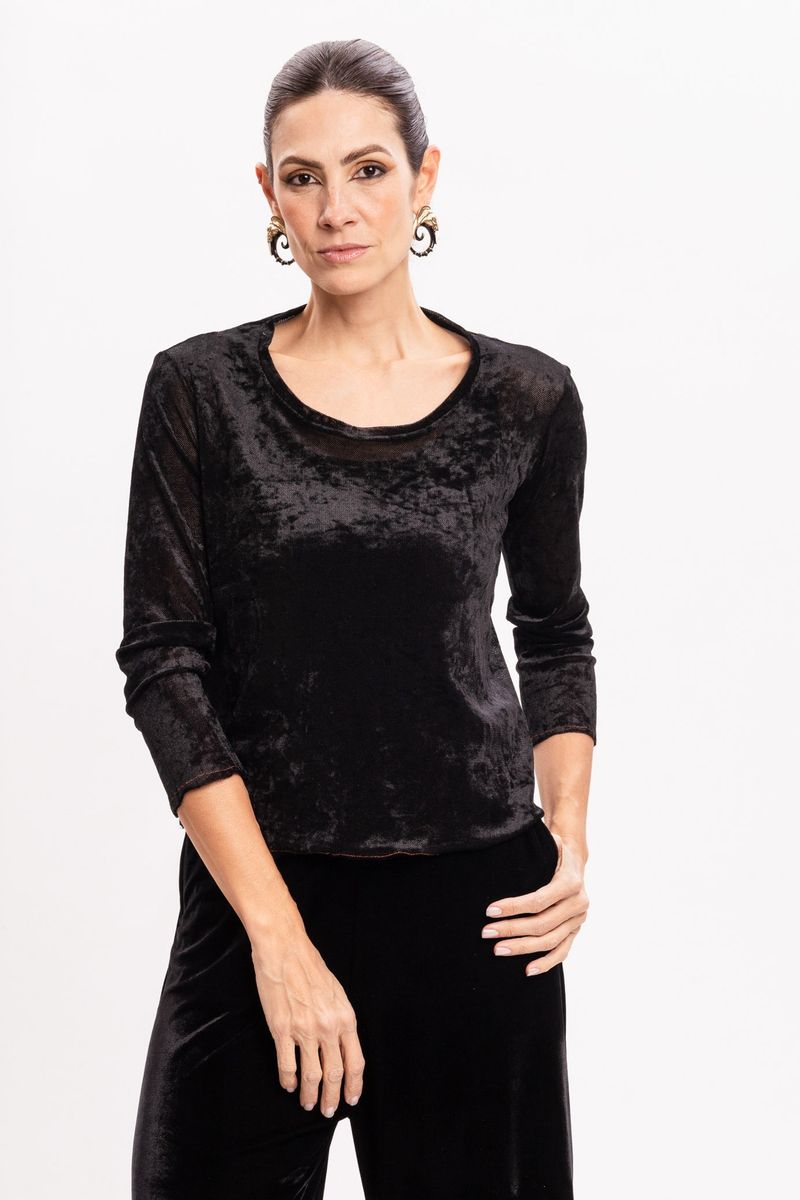 Blusa Preta em Veludo com Presponto Vermelho