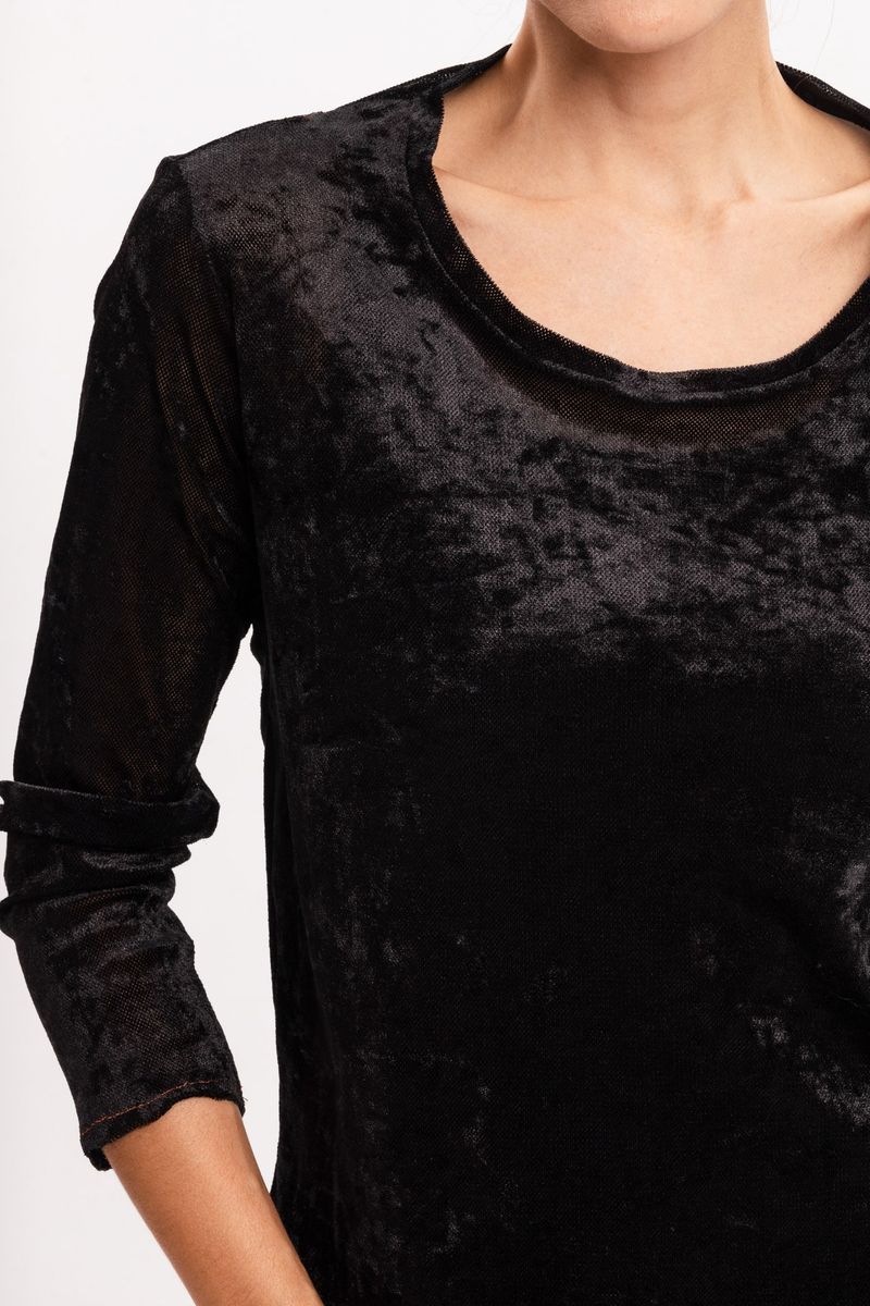 Blusa Preta em Veludo com Presponto Vermelho